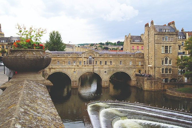 Windsor, Stonehenge and Bath Day Trip from London Spanish - Stonehenge: a powerful sight with only about an hour
