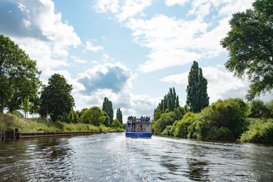 York: Daytime Sightseeing Boat Cruise with Live Commentary - Choosing the upper deck or heated saloon